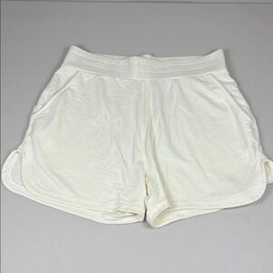 Peter Millar Golf Short with slant front  pockets Like new Soft butter color EUC